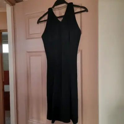 Vestido negro sin mangas elegante - miniatura 2