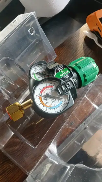 Regulador de oxígeno Victor con manómetros - miniatura 2