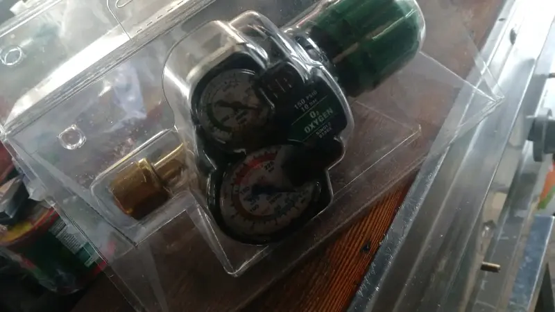 Regulador de oxígeno Victor con manómetros - 3