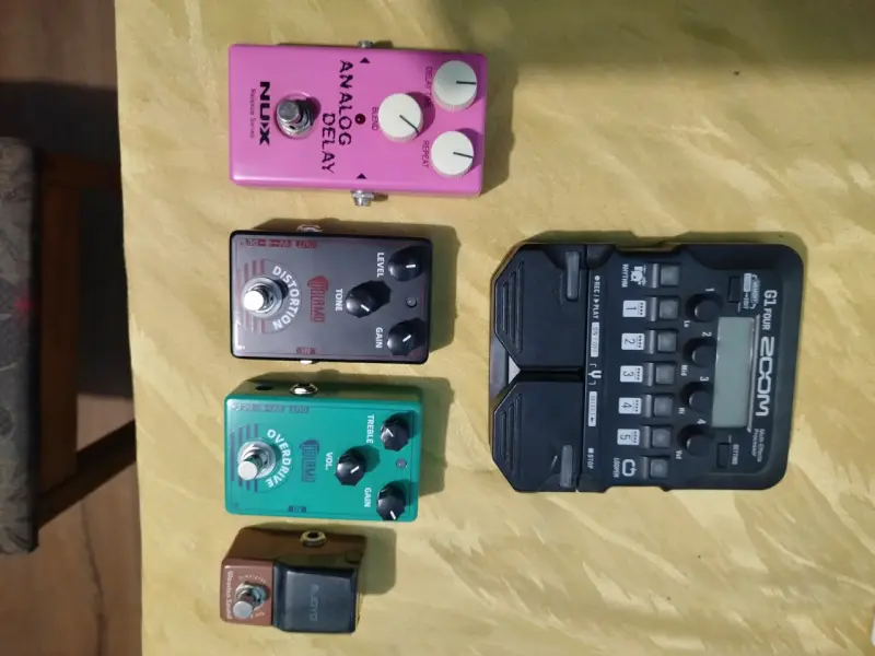 Set de pedales de efectos para guitarra