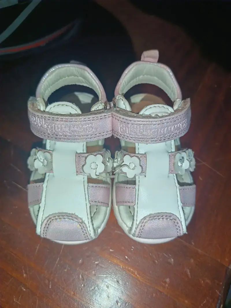 Sandalias de bebé blancas con flores - 1
