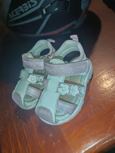 Sandalias de bebé blancas con flores - miniatura 2