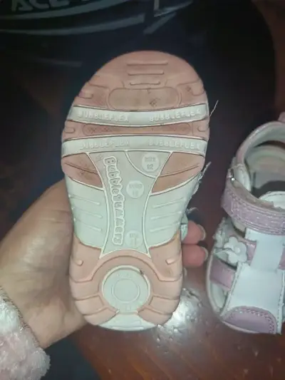 Sandalias de bebé blancas con flores - miniatura 3