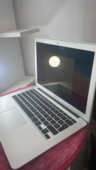 MacBook Air 13 pulgadas en buen estado - miniatura 2