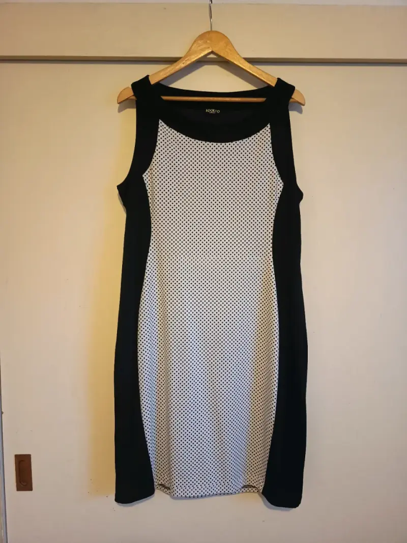 Vestido sin mangas blanco y negro con diseño de puntos