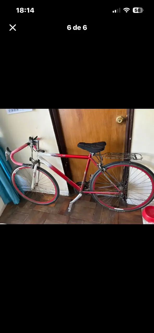 Bicicleta de carretera roja con portaequipajes - 1