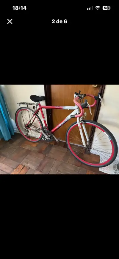 Bicicleta de carretera roja con portaequipajes - miniatura 2