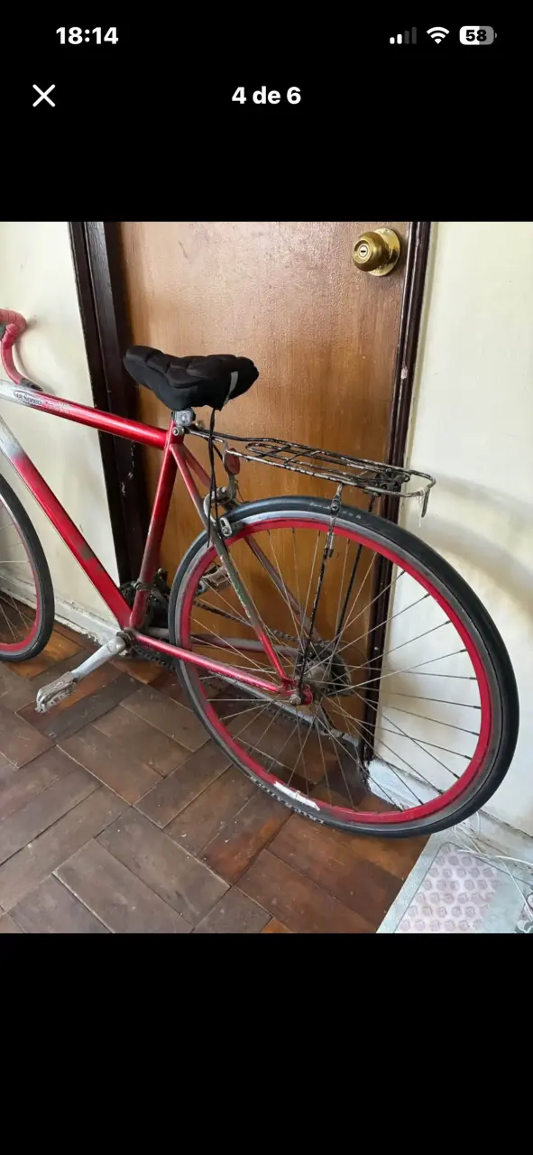 Bicicleta de carretera roja con portaequipajes - 5
