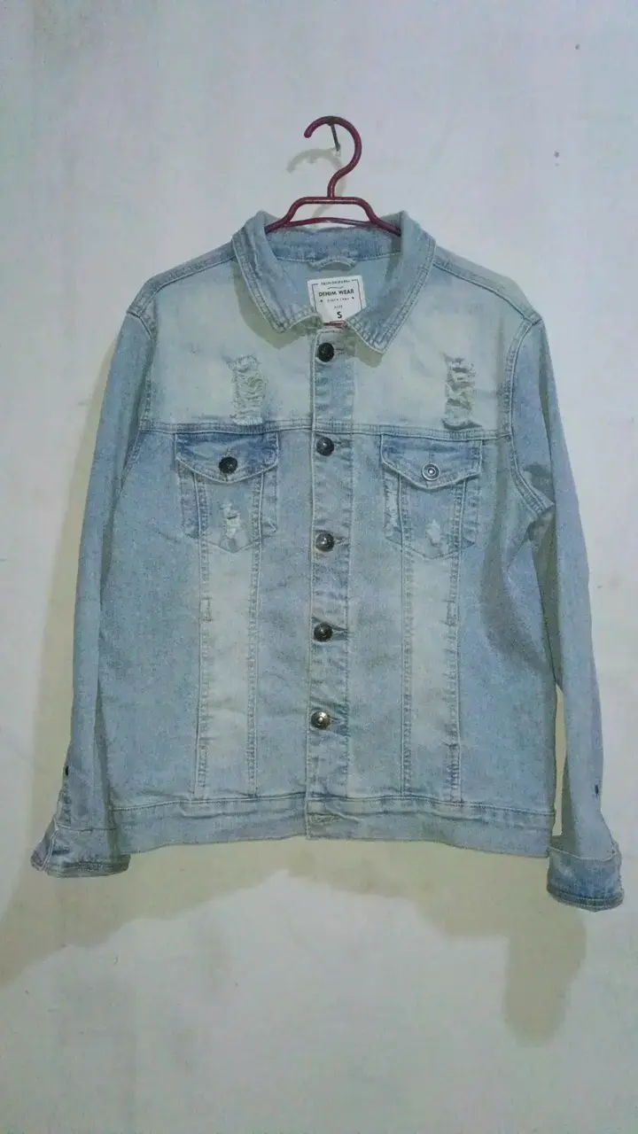 Chaqueta de mezclilla desgastada
