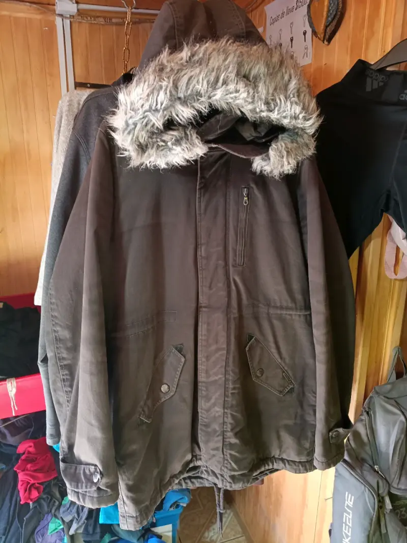 Parka marrón con capucha de piel sintética - 1