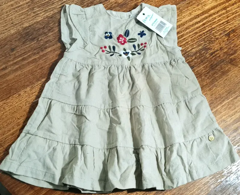 Vestido infantil beige con bordado floral