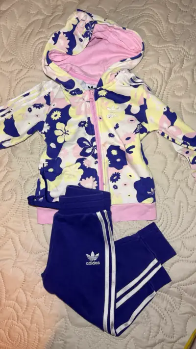 Conjunto deportivo infantil Adidas floral - miniatura 1