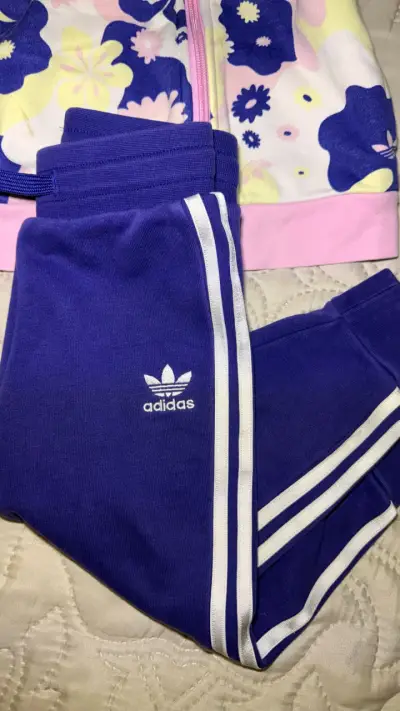 Conjunto deportivo infantil Adidas floral - miniatura 2