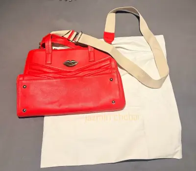 Bolso rojo Jazmin Chebar con diseño de labios - miniatura 1