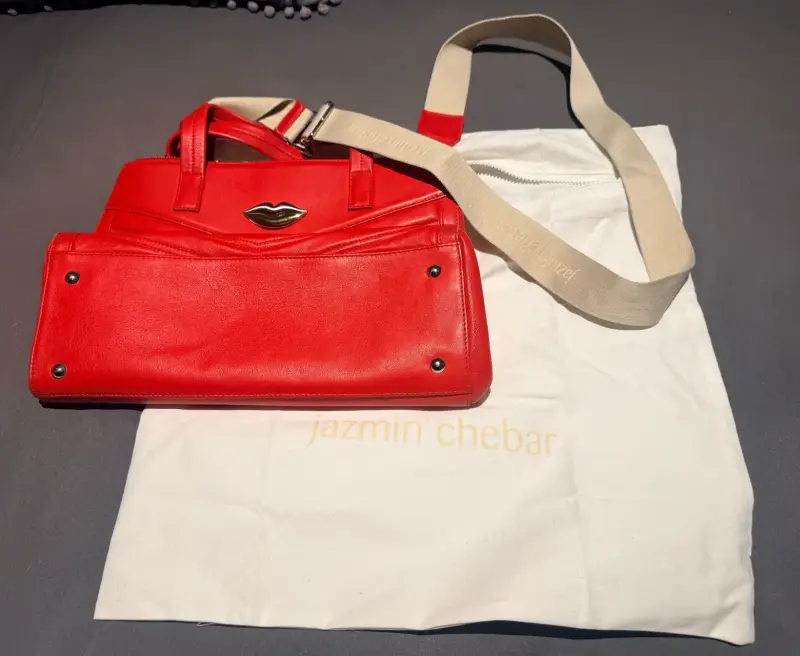 Bolso rojo Jazmin Chebar con diseño de labios - 2