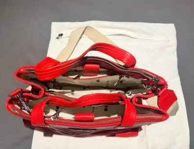 Bolso rojo Jazmin Chebar con diseño de labios - miniatura 3