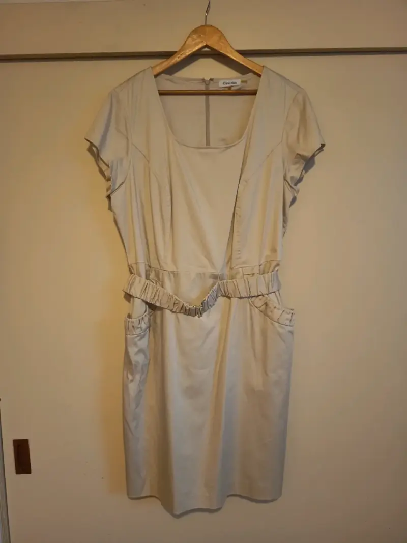 Vestido beige Calvin Klein elegante