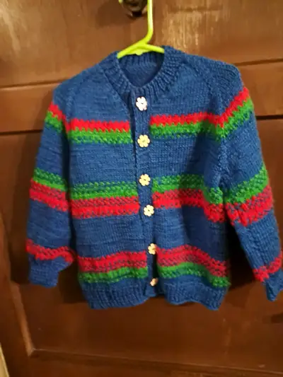 Chaleco tejido a mano azul con botones florales - miniatura 3