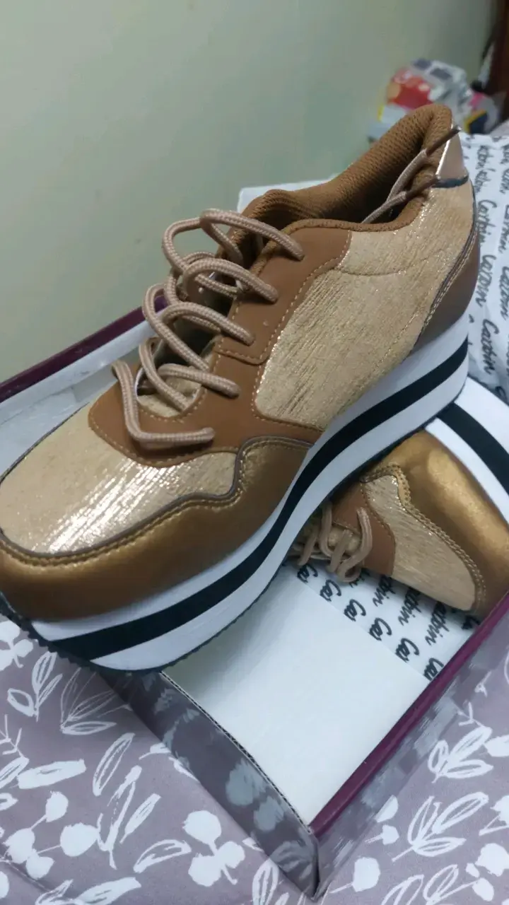 Zapatillas doradas de plataforma Caslon - 2