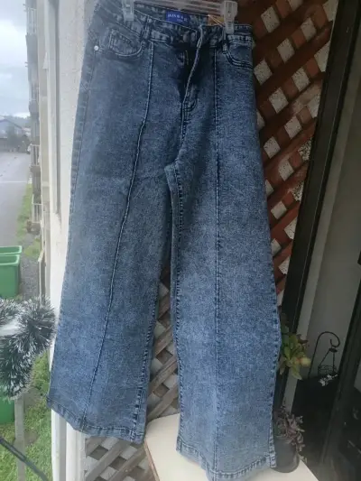 Jeans anchos de mezclilla azul desgastada - miniatura 1
