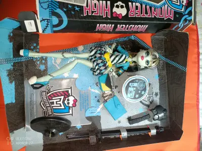 Muñeca Monster High Frankie Stein con accesorios - miniatura 1