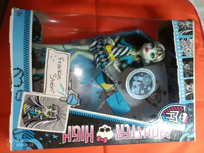 Muñeca Monster High Frankie Stein con accesorios - miniatura 2