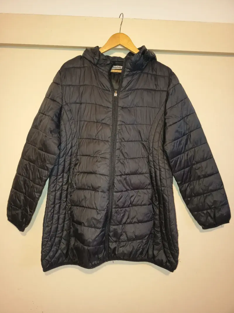 Chaqueta acolchada negra con capucha