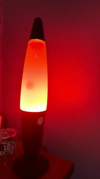Lámpara de lava roja decorativa - miniatura 4