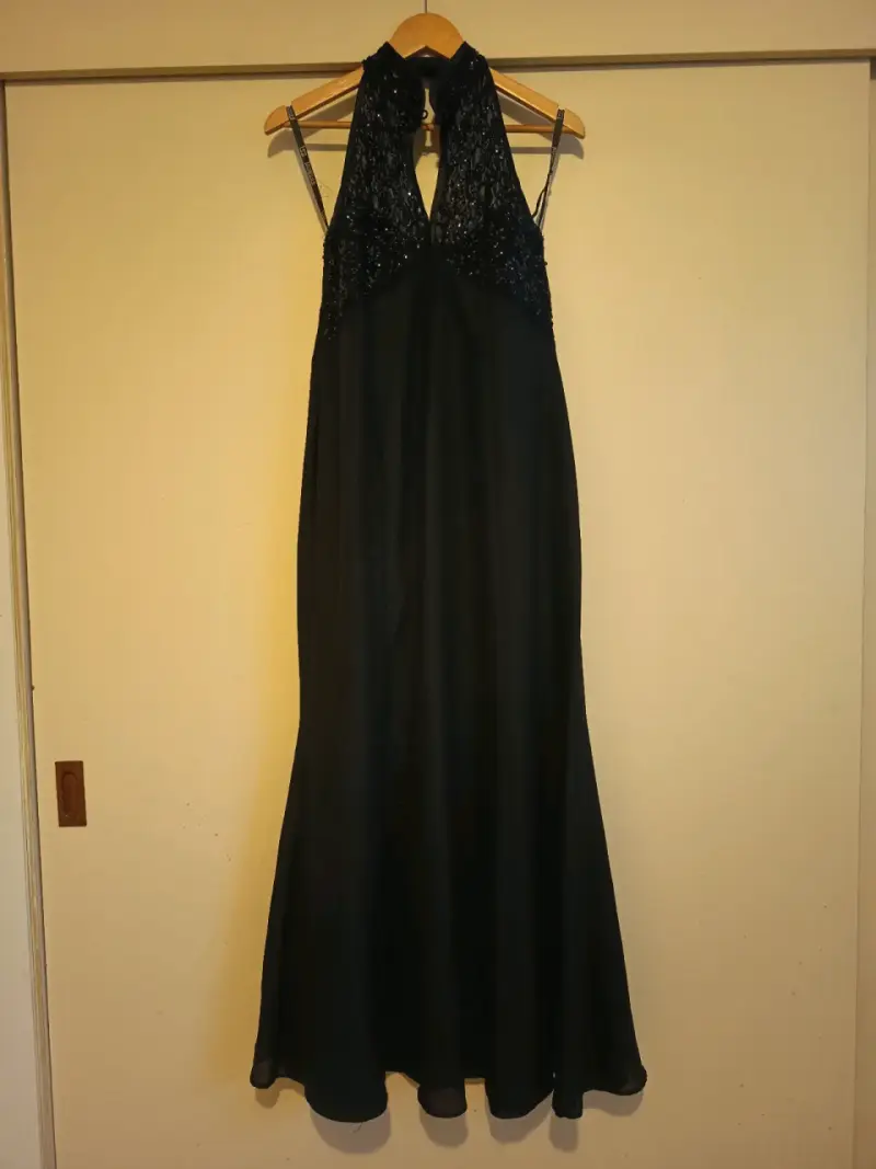 Vestido de noche negro con encaje