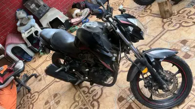 Motocicleta deportiva negra en buen estado - miniatura 1
