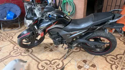 Motocicleta deportiva negra en buen estado - miniatura 2