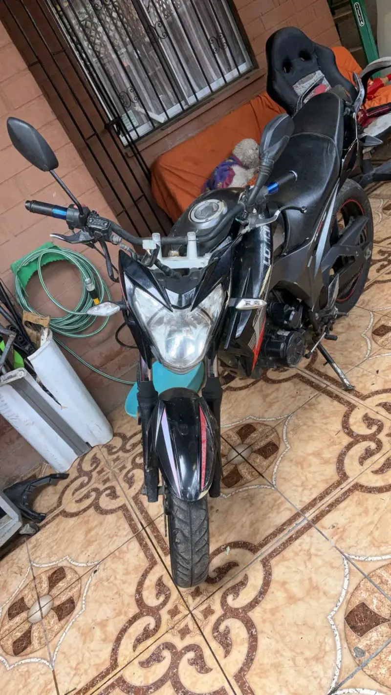Motocicleta deportiva negra en buen estado - 3