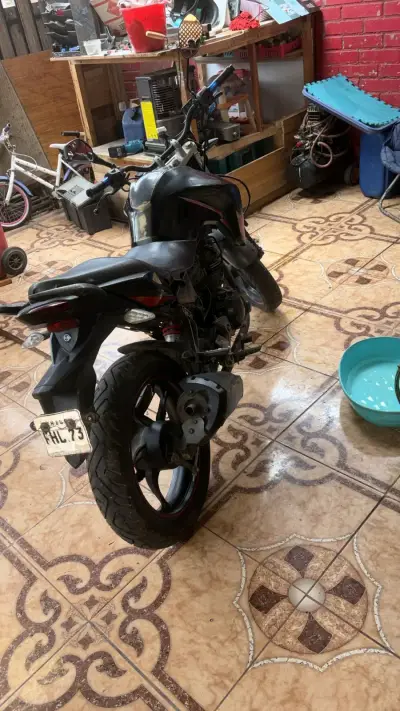 Motocicleta deportiva negra en buen estado - miniatura 4