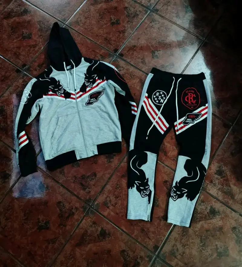 Conjunto deportivo con diseño de pantera - 1