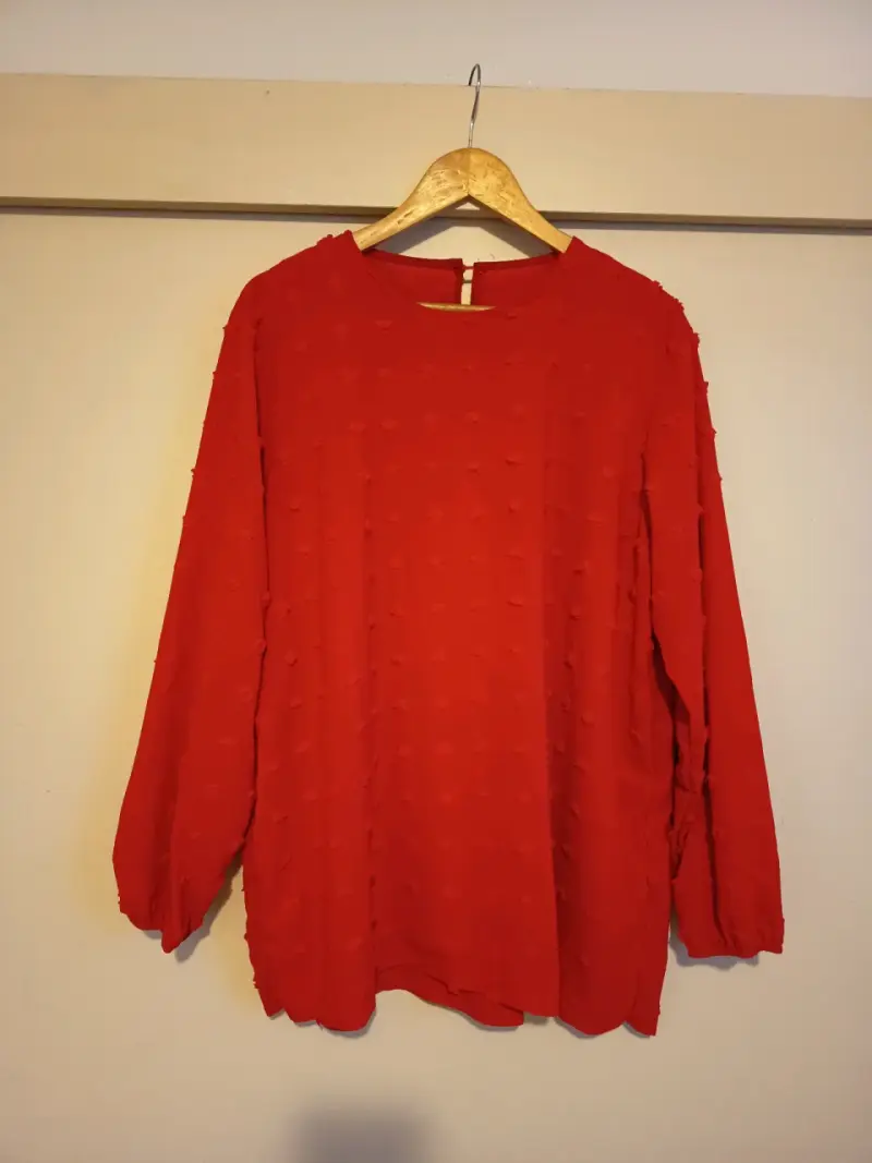 Blusa roja de manga larga con textura