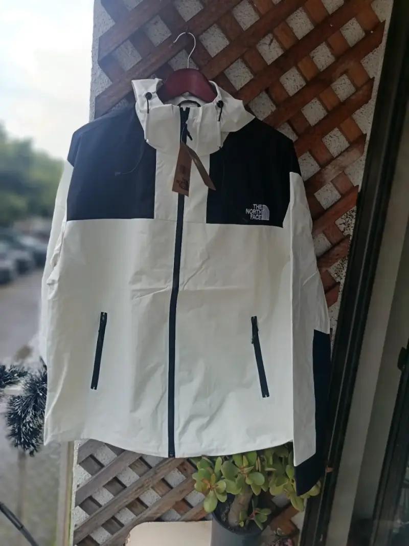 Chaqueta impermeable The North Face blanca y negra