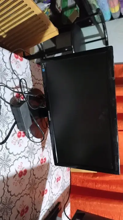 Monitor Samsung LED 22 pulgadas con adaptador - miniatura 1