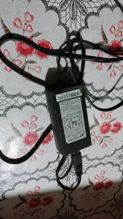 Monitor Samsung LED 22 pulgadas con adaptador - miniatura 2