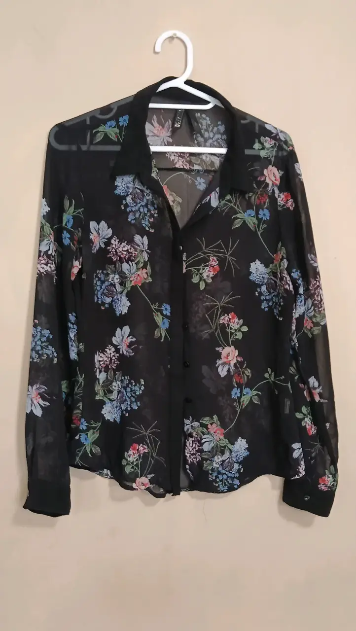 Blusa transparente floral negra