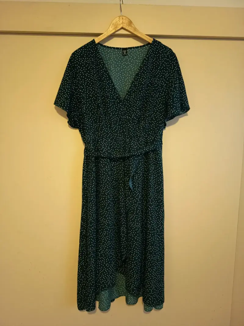 Vestido verde con lunares blancos