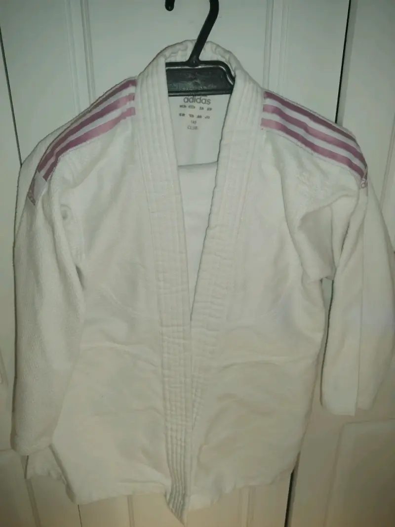 Kimono de judo Adidas blanco con rayas rosas - 1