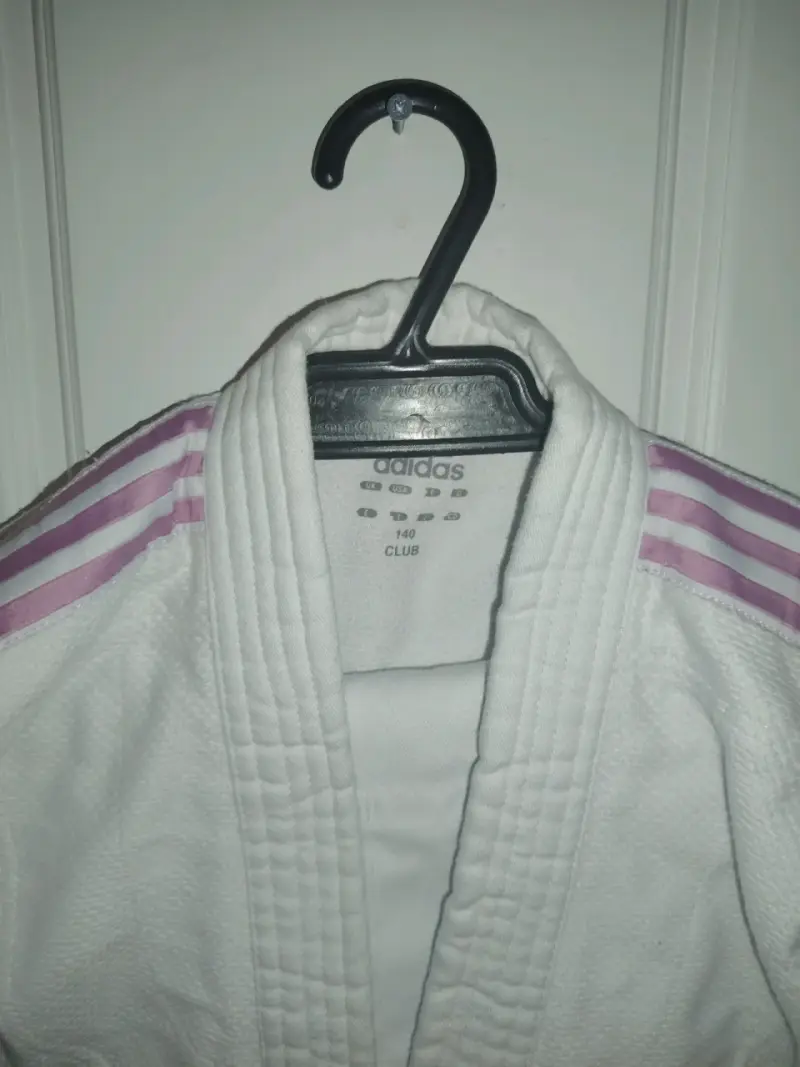 Kimono de judo Adidas blanco con rayas rosas - 3