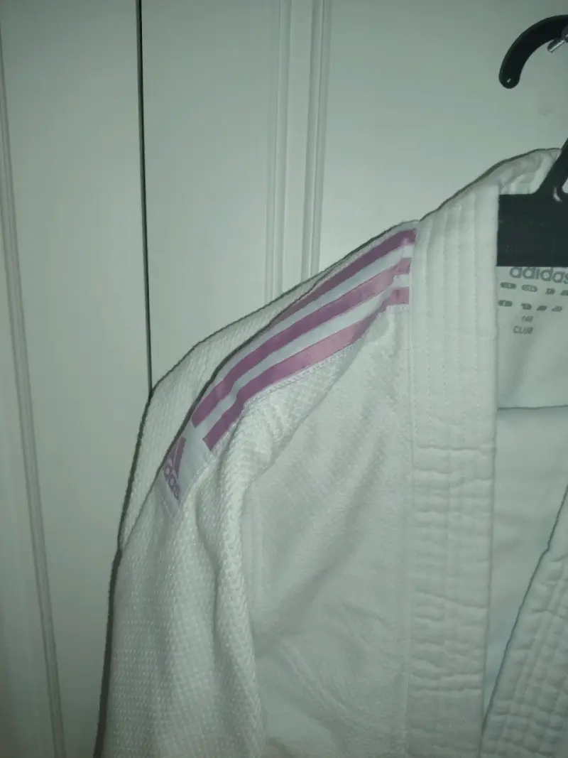 Kimono de judo Adidas blanco con rayas rosas - 4