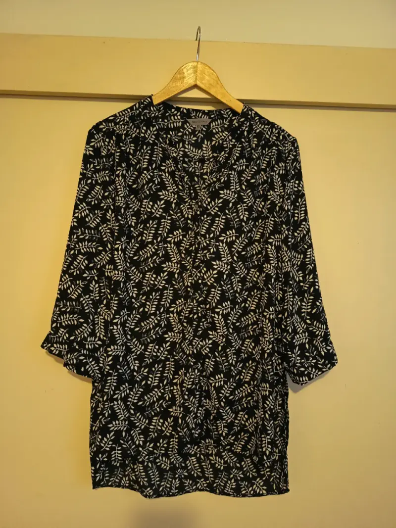 Blusa estampada de hojas en blanco y negro