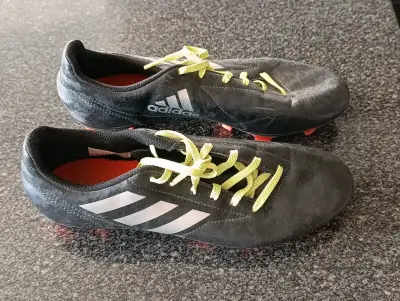 Botines de fútbol Adidas negros con cordones amarillos - miniatura 1