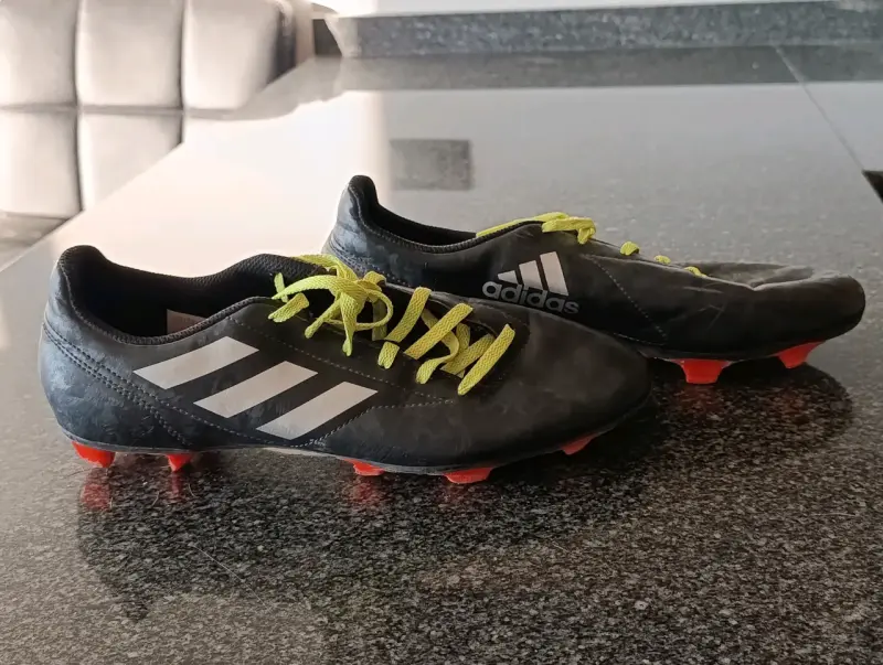 Botines de fútbol Adidas negros con cordones amarillos - 2