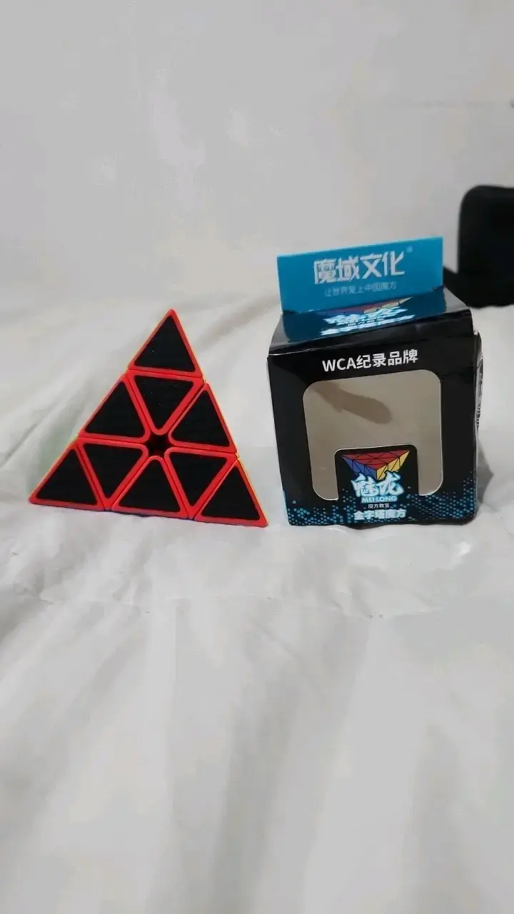 Cubo Pyraminx Moyu Meilong negro y rojo