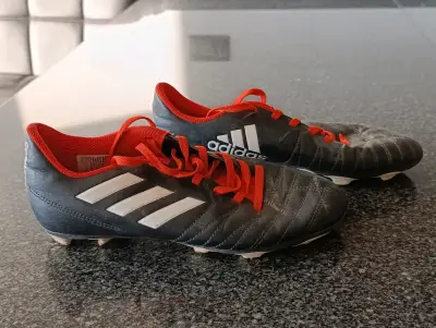 Botines de fútbol Adidas negros y rojos - miniatura 1