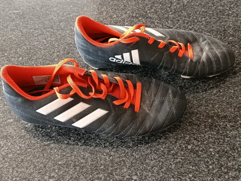 Botines de fútbol Adidas negros y rojos - 2