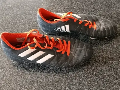 Botines de fútbol Adidas negros y rojos - miniatura 2